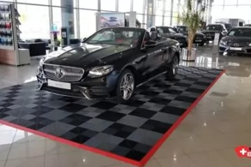 Ausstellungspodium für Autohändler Ausstellungspodium für Autohändler