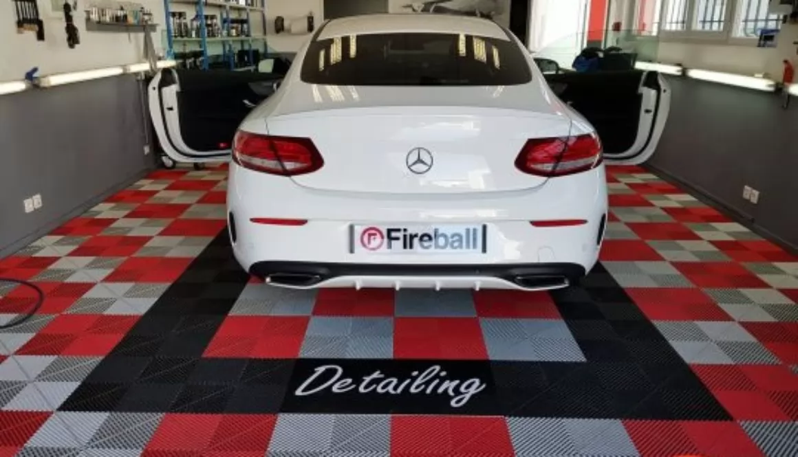 Auto-Aufbereitungs-Werkstattboden mit Firmenlogo Auto-Aufbereitungs-Werkstattboden mit Firmenlogo