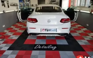 Auto-Aufbereitungs-Werkstattboden mit Firmenlogo Auto-Aufbereitungs-Werkstattboden mit Firmenlogo