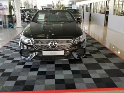 Automobil Event mit Ribtrax Platten Jet Black und Pearl Grey Automobil Event mit Ribtrax Platten Jet Black und Pearl Grey