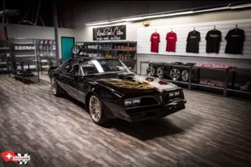 Automobil auf Parkett-Effekt-Boden Automobil auf Parkett-Effekt-Boden