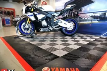 Bodenausstellung-Motorrad-mit-Logo Bodenausstellung-Motorrad-mit-Logo