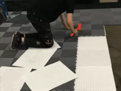 Installation-Garageboden Karierter Boden in grauer und schwarzer Marmor-Optik