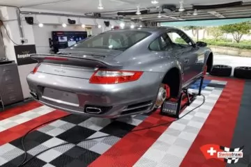 Installation einer zentralen Brücke in einer mit Swisstrax-Platten ausgestatteten Detailing-Werkstatt Installation einer zentralen Brücke in einer mit Swisstrax-Platten ausgestatteten Detailing-Werkstatt