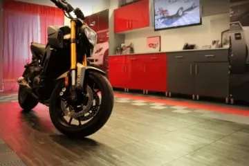 Motorradboden mit Parkett-Effekt Motorradboden mit Parkett-Effekt