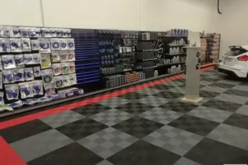 Schiefergraue und tiefschwarze Ribtrax-Platten für den Showroom Schiefergraue und tiefschwarze Ribtrax-Platten für den Showroom