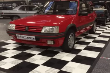 Schwarz-weißer Boden im Schachbrettmuster Schwarz-weißer Boden im Schachbrettmuster