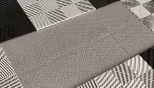 ölabsorbierende Blätter Swisstrax-Bodenkante