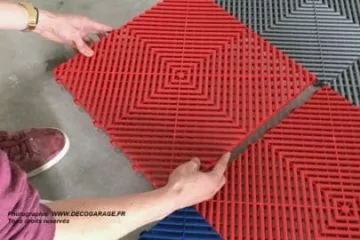 Ein Terrassenboden, der mit einem Click-System verlegt wurde Ein Terrassenboden, der mit einem Click-System verlegt wurde