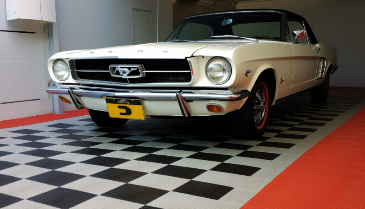 Mit leicht verlegbaren SWISSTRAX-Fliesen haben Sie in kürzester Zeit einen Garagenboden, den Sie auch noch selbst gestalten können (Foto: Mid). Mit leicht verlegbaren SWISSTRAX-Fliesen haben Sie in kürzester Zeit einen Garagenboden, den Sie auch noch selbst gestalten können (Foto: Mid).