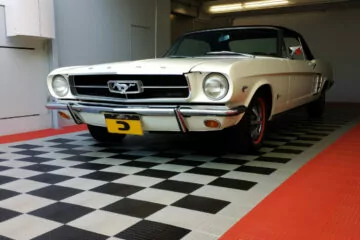 Mit leicht verlegbaren SWISSTRAX-Fliesen haben Sie in kürzester Zeit einen Garagenboden, den Sie auch noch selbst gestalten können (Foto: Mid). Mit leicht verlegbaren SWISSTRAX-Fliesen haben Sie in kürzester Zeit einen Garagenboden, den Sie auch noch selbst gestalten können (Foto: Mid).